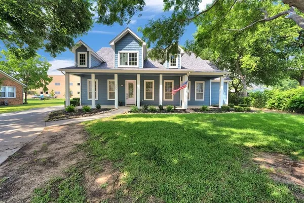 $4,995 | 305 Main Street, Roanoke, TX 76262