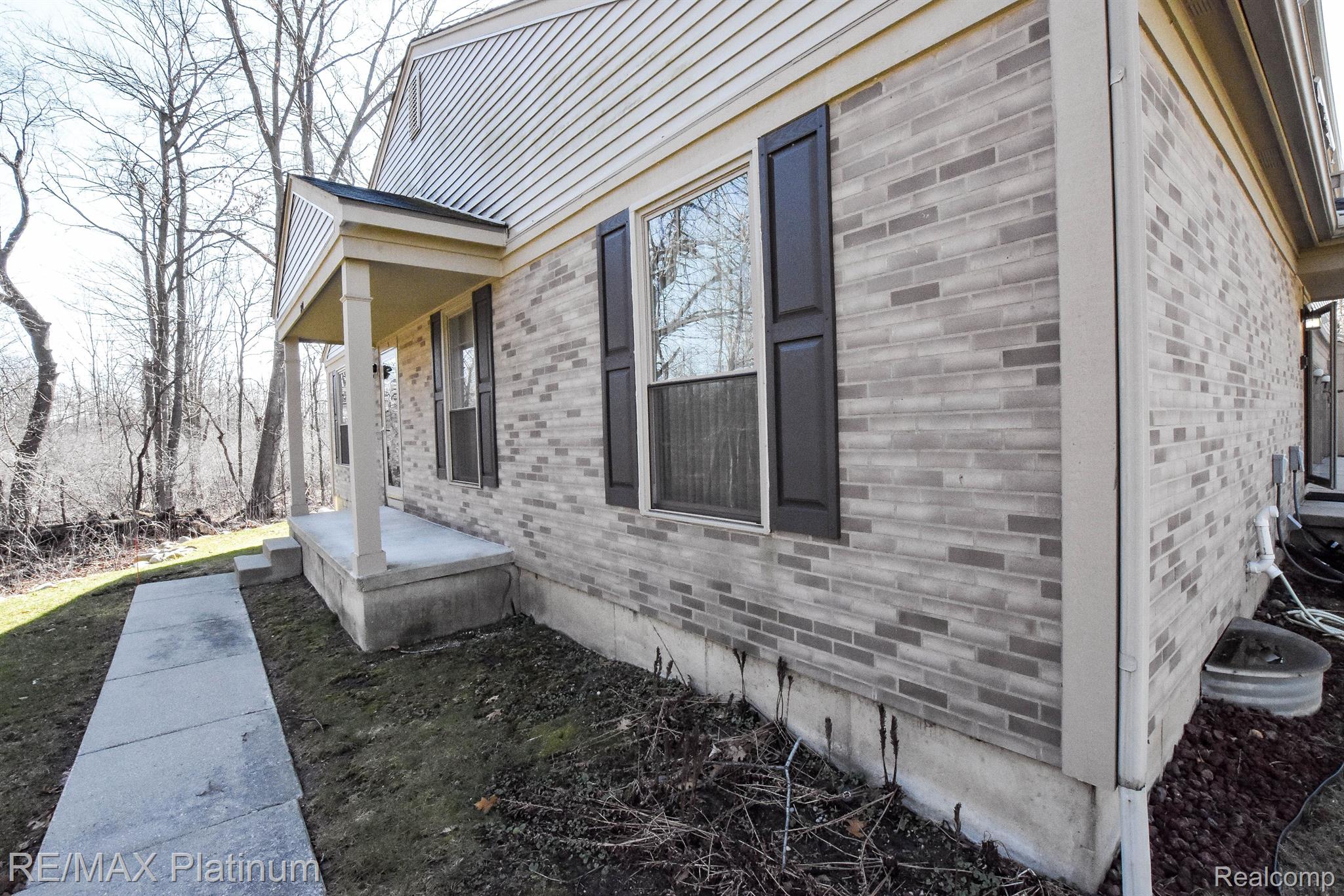 240 Pine Tree Ridge, Unit 1 Waterford, MI 48327 - Photo 7 of 36