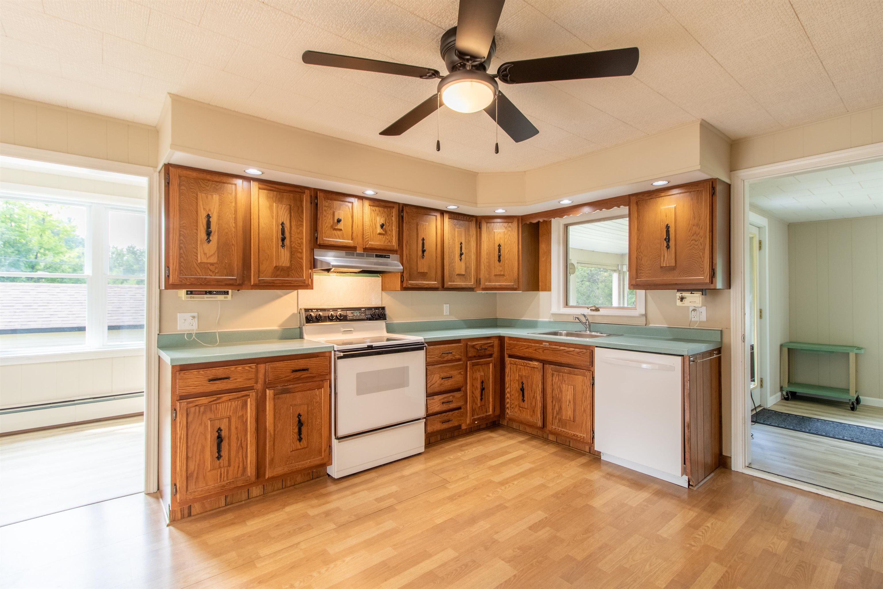 573 Sias Avenue Newport, VT 05855 - Photo 6 of 60