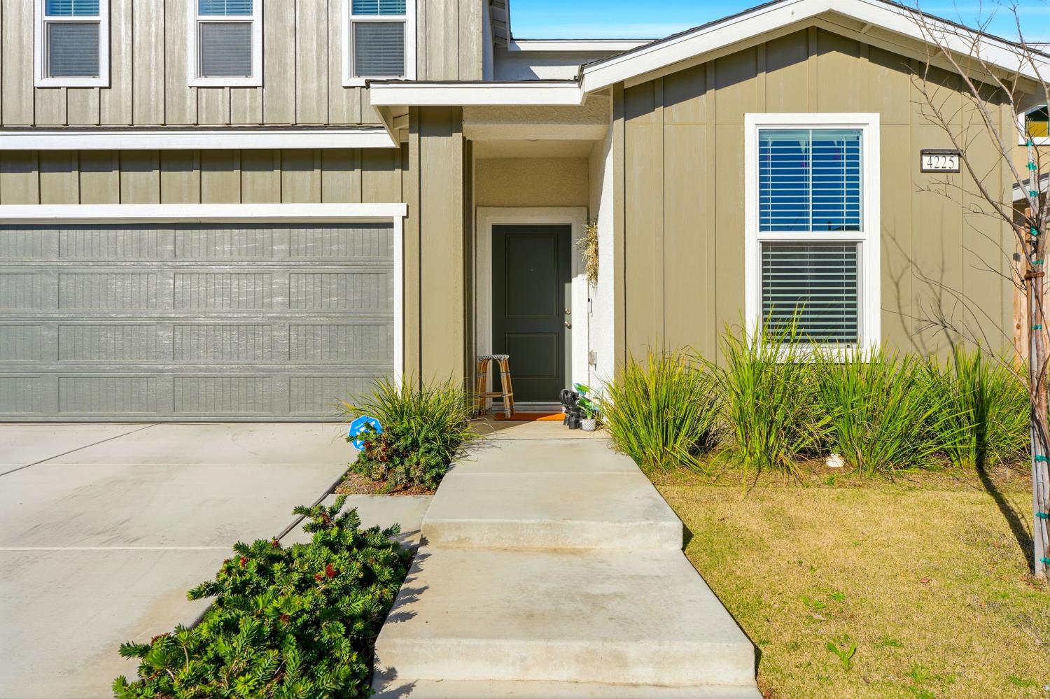 4225 Hampton Way Clovis, CA 93619 - Photo 12 of 64 a front view of a house with a yard