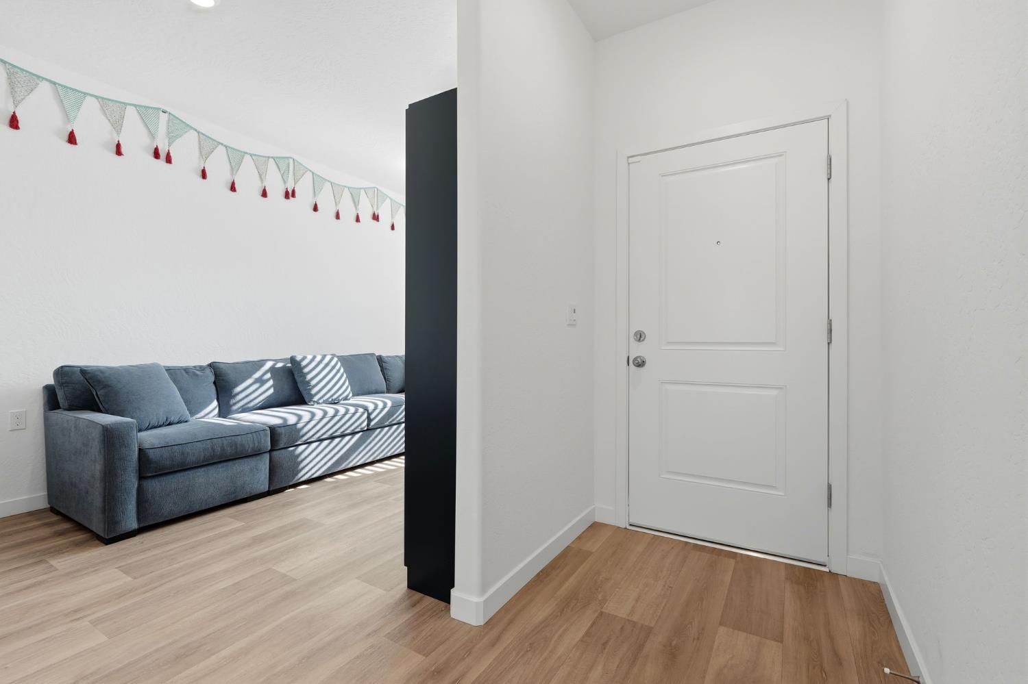 4225 Hampton Way Clovis, CA 93619 - Photo 14 of 64 a living room with furniture and wooden floor