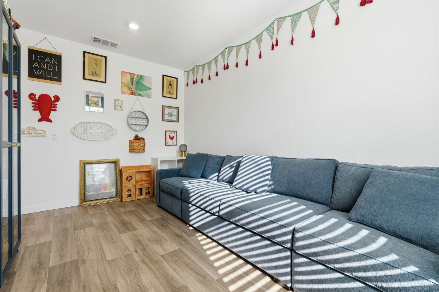 4225 Hampton Way Clovis, CA 93619 - Photo 16 of 64 a living room with furniture and window