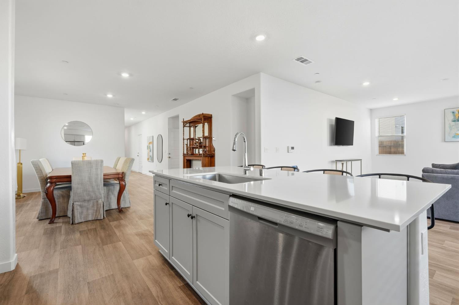 4225 Hampton Way Clovis, CA 93619 - Photo 23 of 64 a kitchen with center island table and chairs