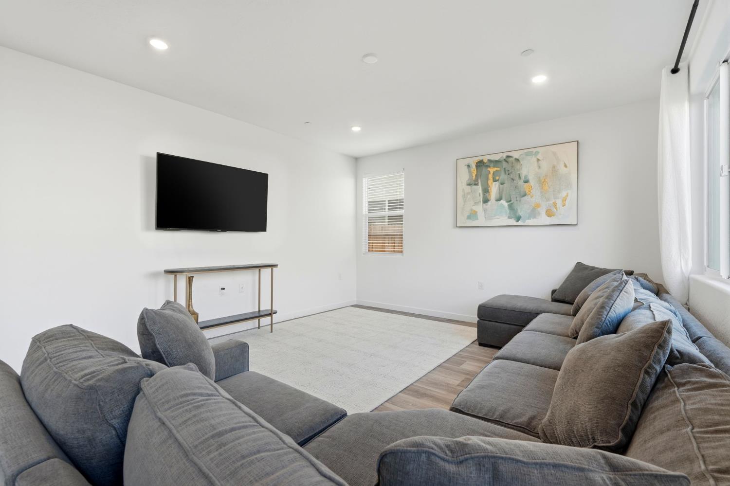 4225 Hampton Way Clovis, CA 93619 - Photo 27 of 64 a living room with furniture and a flat screen tv
