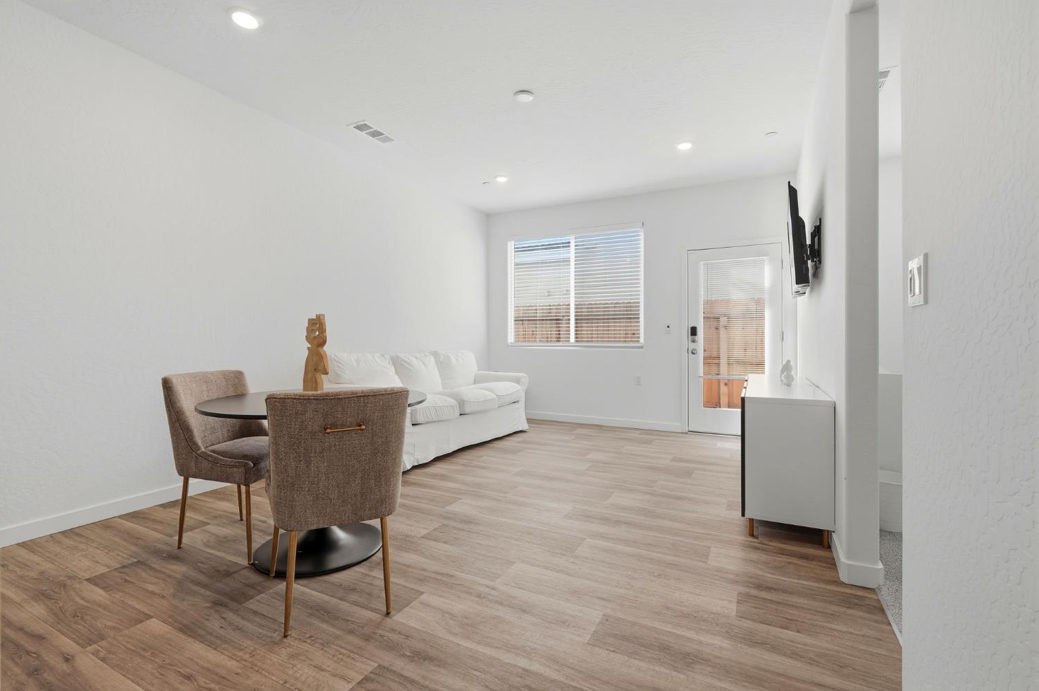4225 Hampton Way Clovis, CA 93619 - Photo 29 of 64 a living room with furniture and a window