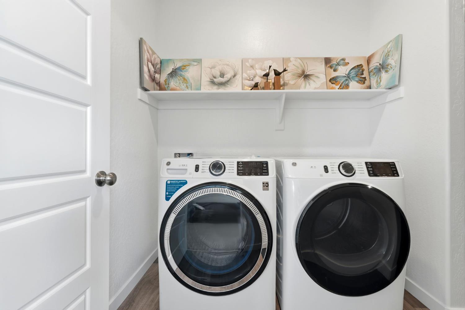 4225 Hampton Way Clovis, CA 93619 - Photo 40 of 64 a utility room with dryer and washer