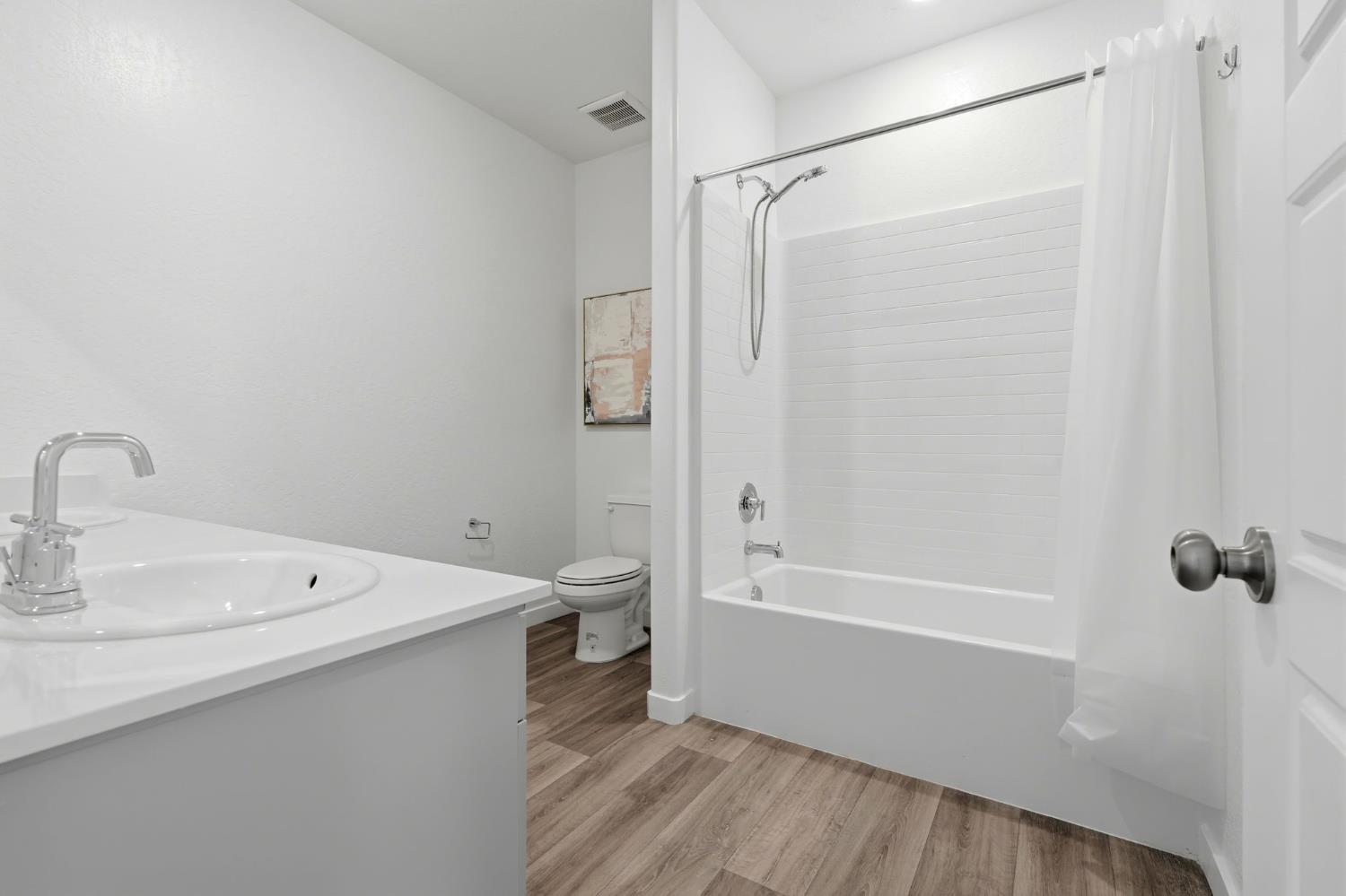 4225 Hampton Way Clovis, CA 93619 - Photo 46 of 64 a bathroom with a bathtub a sink and a shower