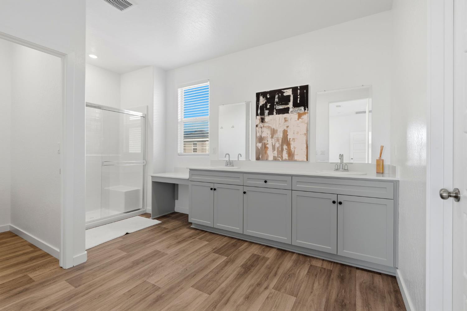 4225 Hampton Way Clovis, CA 93619 - Photo 55 of 64 a bathroom with a sink and a mirror