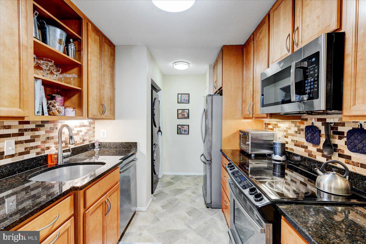 6101 Edsall Road, Unit 505 Alexandria, VA 22304 - Photo 8 of 34 Entering Kitchen
