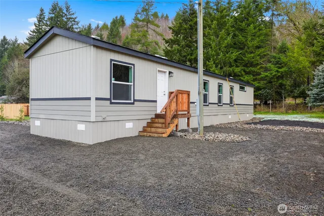 a view of a house with backyard