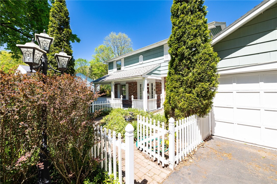 70 Clarkes Crossing Perinton, NY 14450 - Photo 2 of 29