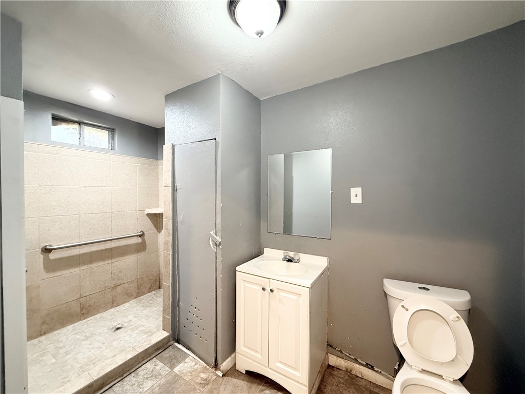 512 14th Street Corpus Christi, TX 78401 - Photo 13 of 26 Front Home Bathroom #2