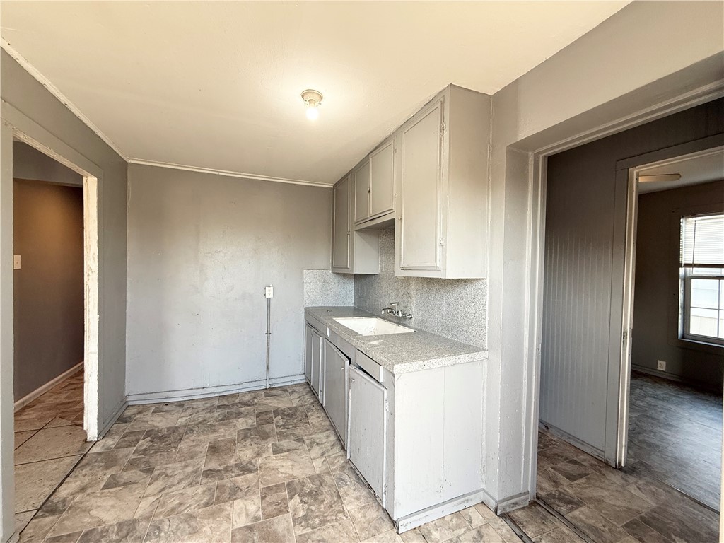 512 14th Street Corpus Christi, TX 78401 - Photo 8 of 26 Front Home Kitchen