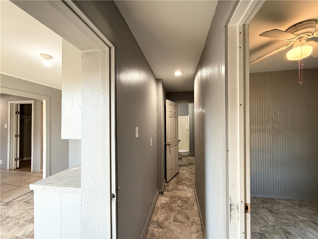 512 14th Street Corpus Christi, TX 78401 - Photo 9 of 26 Front Home Hallway