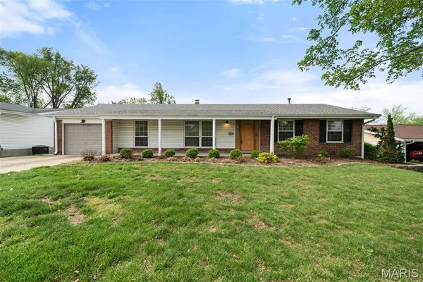 $330,000 | 12174 Lake Meade Drive, St. Louis, MO 63146