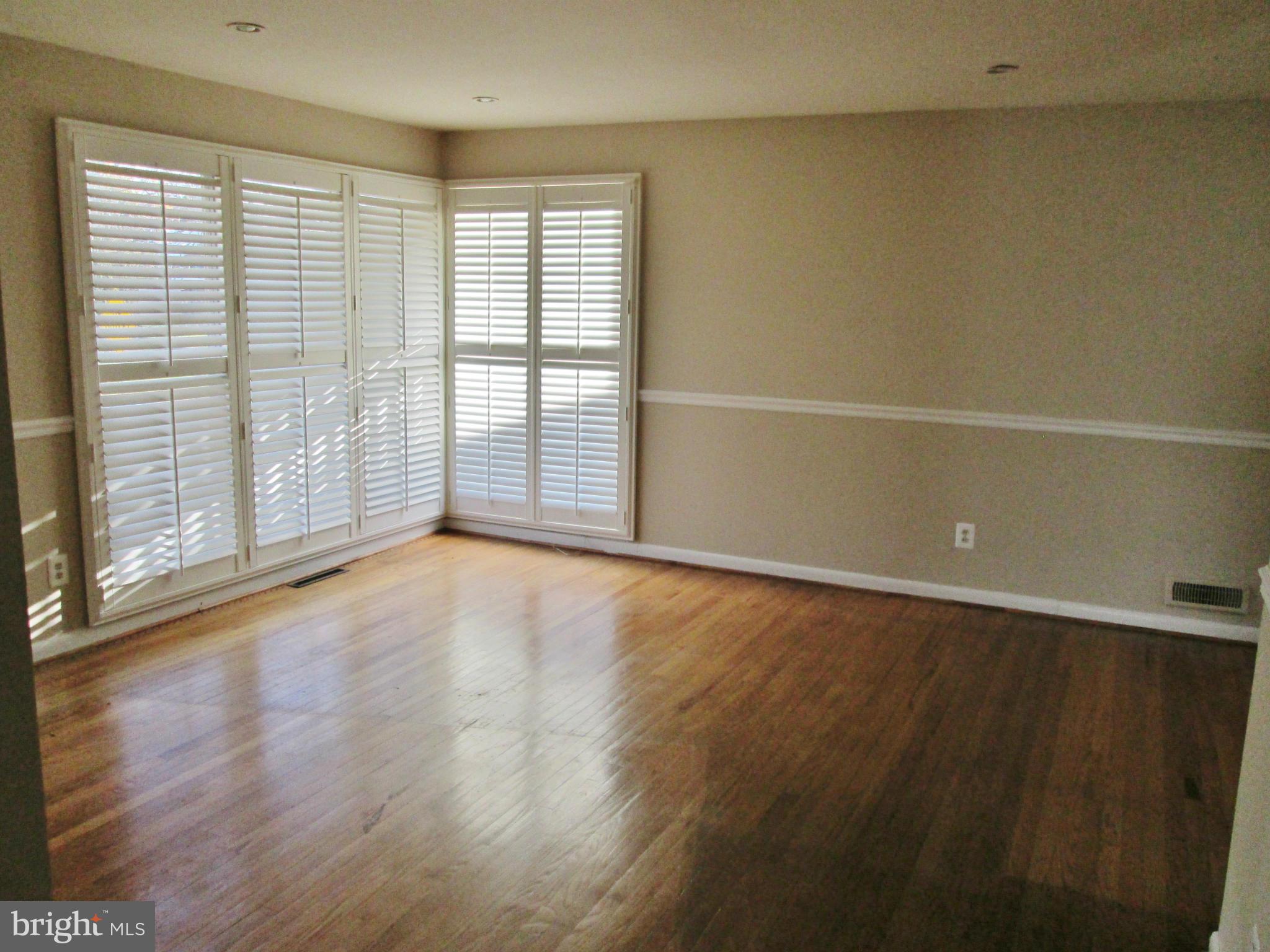 3728 Parkfield Road Baltimore, MD 21244 - Photo 3 of 11 Living Room