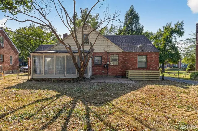 $267,950 | 7419 Woodland Way, Pasadena Hills, MO 63121