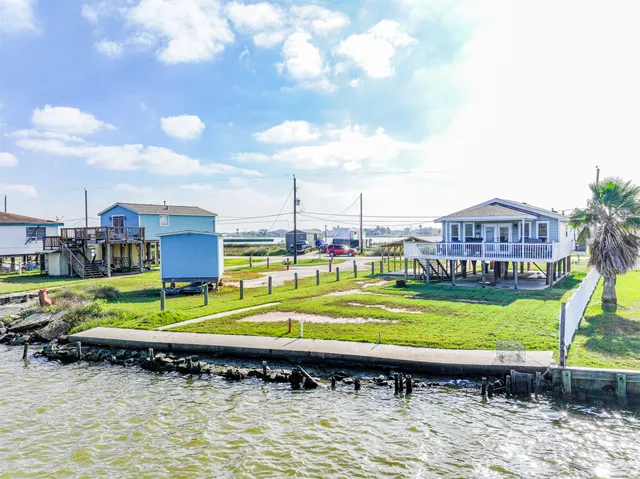 $315,000 | 4622 Bayou Drive, Hitchcock, TX 77563