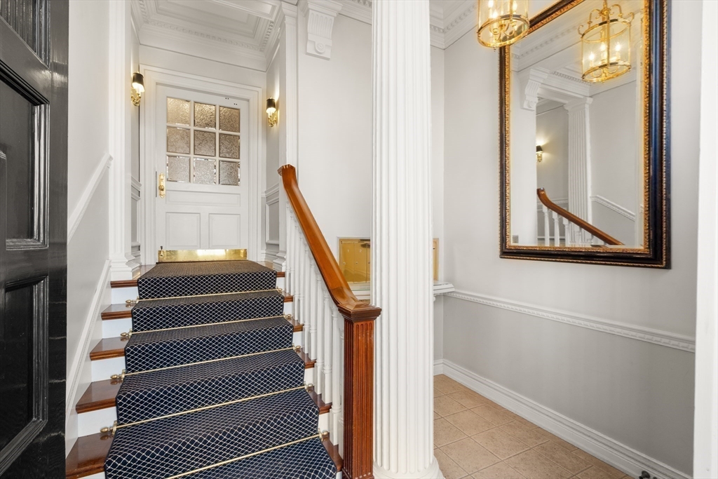 357-359 Beacon Street, Unit 4 Boston, MA 02116 - Photo 10 of 12 a view of an entryway with staircase