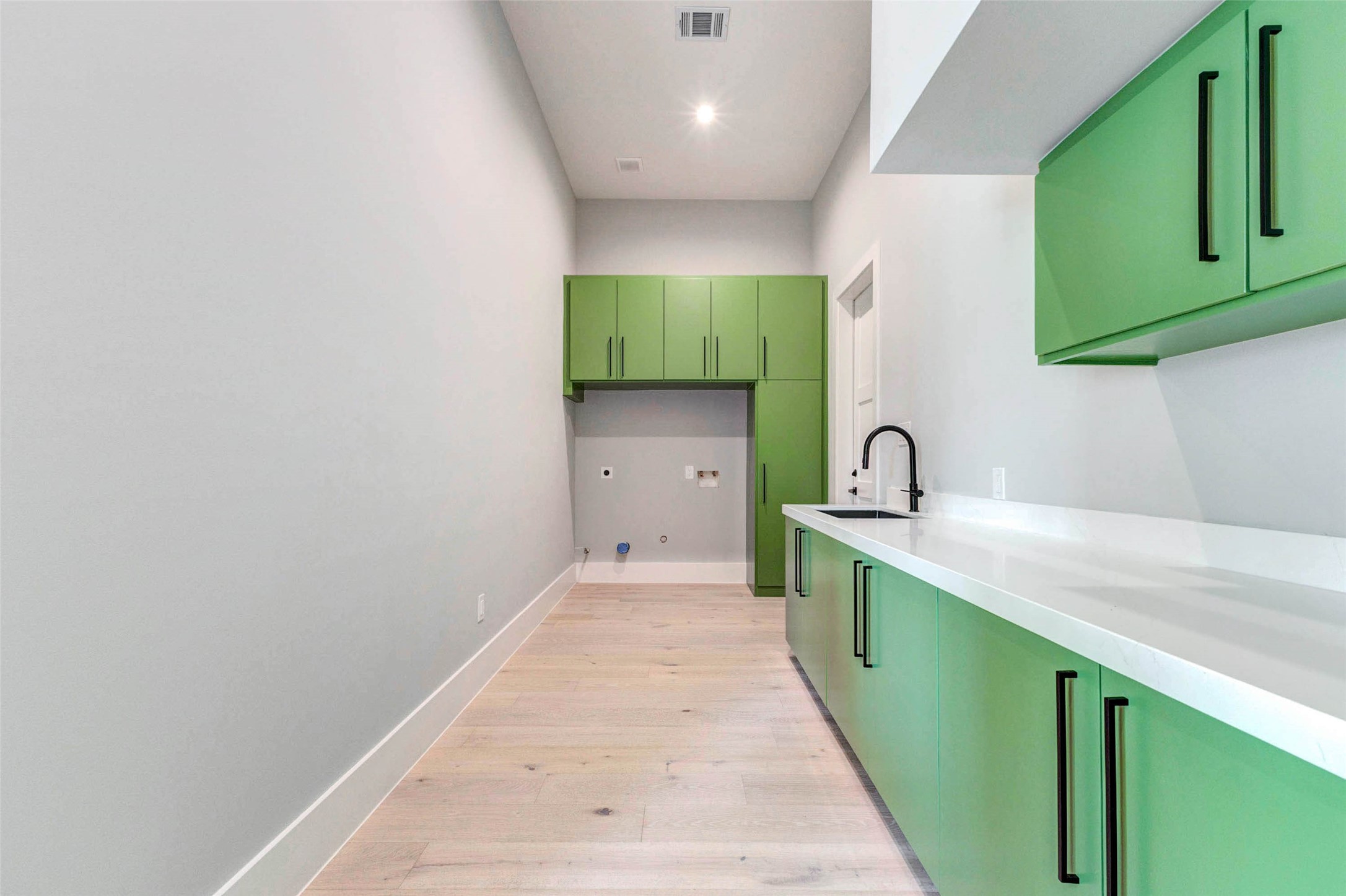 207 West 33rd Street Houston, TX 77018 - Photo 13 of 50 Fully equipped butler’s pantry offering additional storage, prep space, and a seamless extension of the kitchen for entertaining.