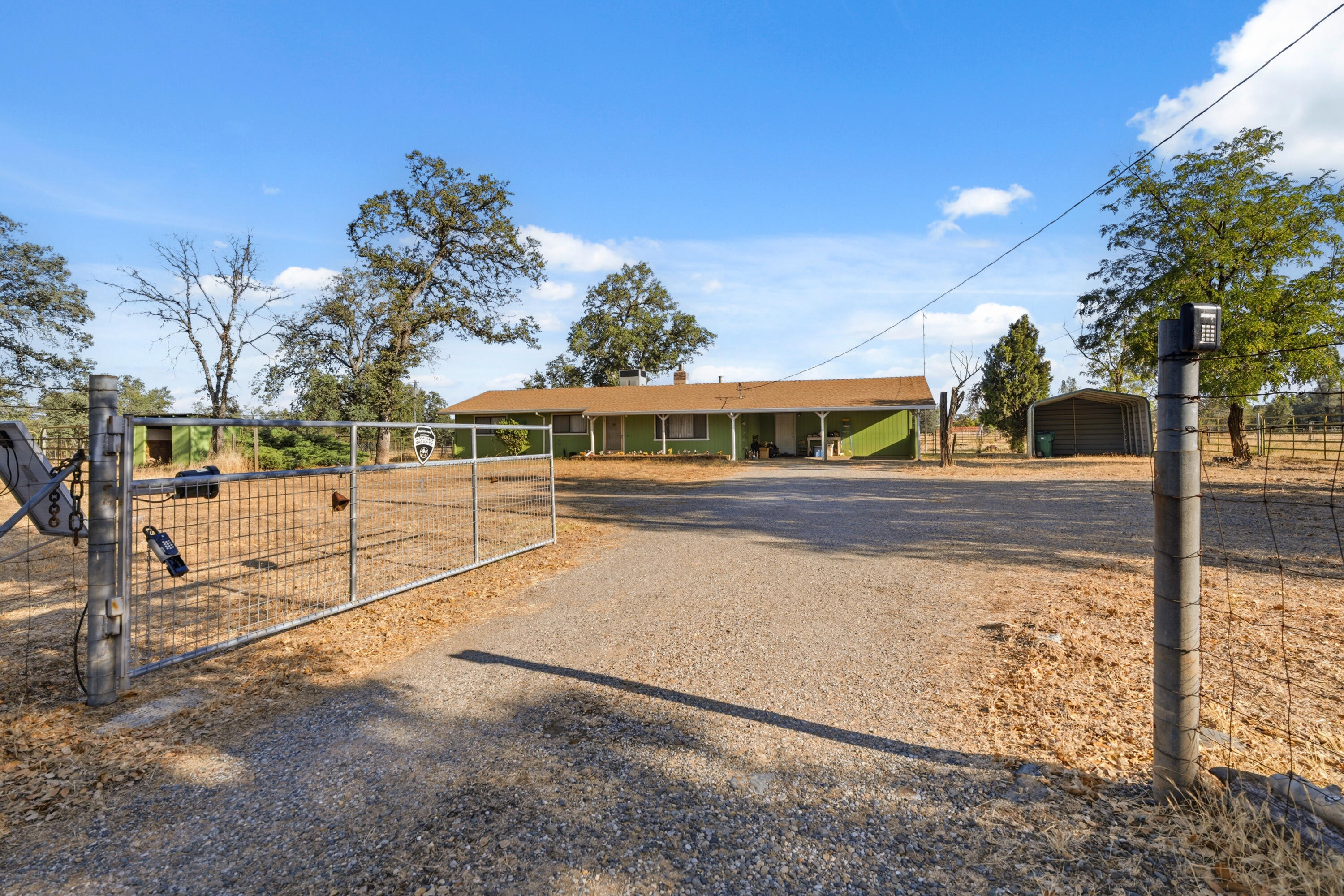21241 Boyle Road Redding, CA 96003 - Photo 7 of 61 front driveway & entry
