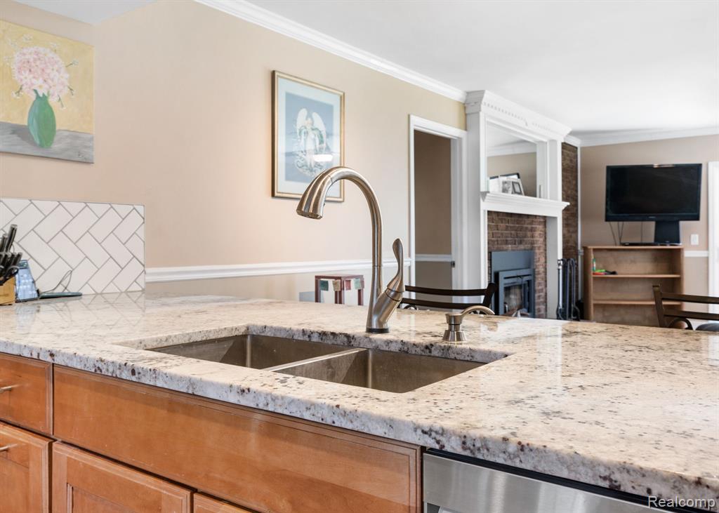 184 Crescent Road Waterford, MI 48327 - Photo 14 of 48 Gallery Image 14