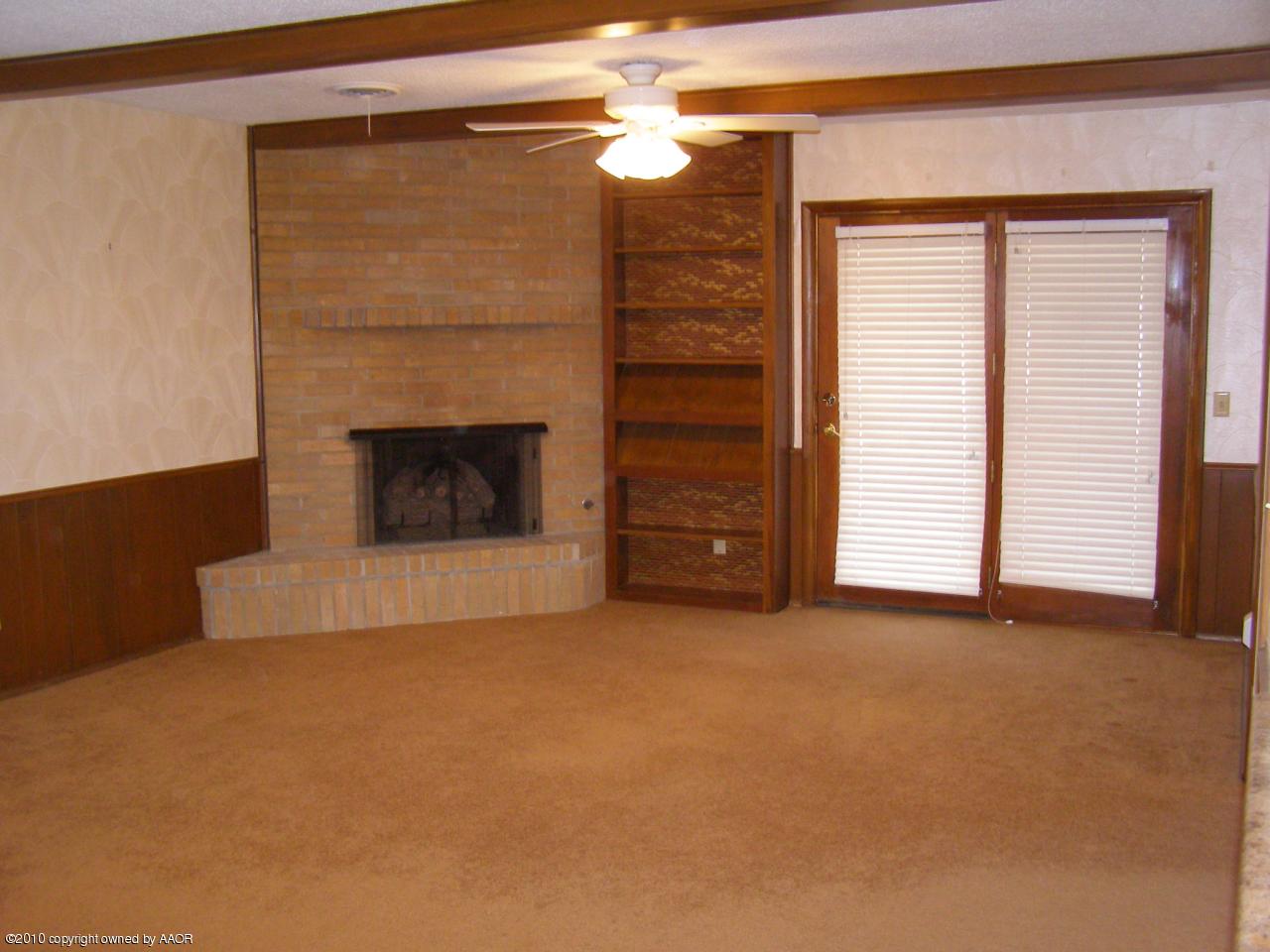 6208 Hanson Road Amarillo, TX 79106 - Photo 4 of 17 Family Room with French Doors