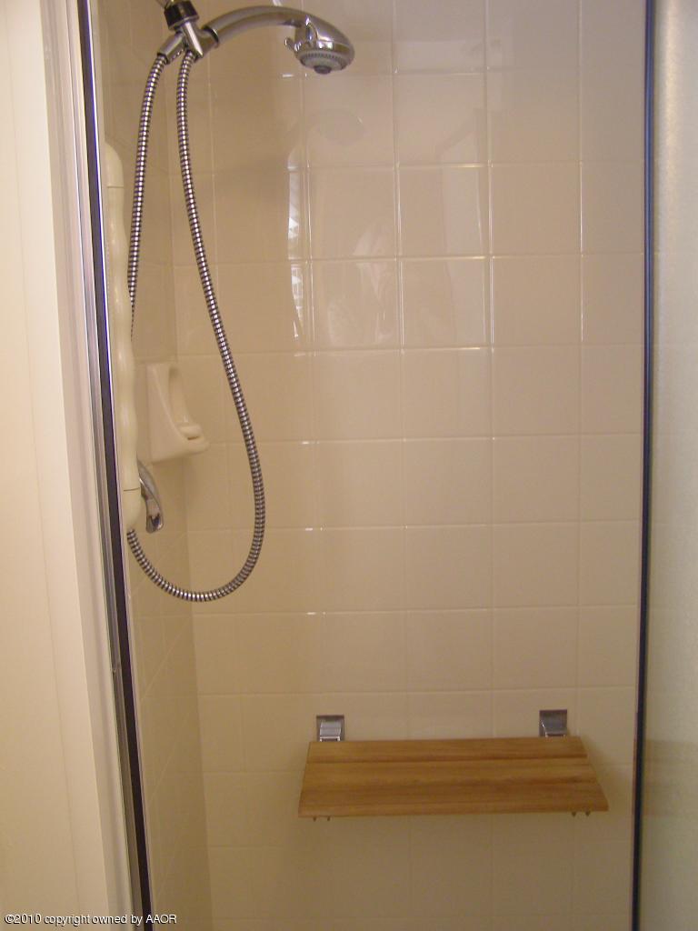 6208 Hanson Road Amarillo, TX 79106 - Photo 7 of 17 Master Shower