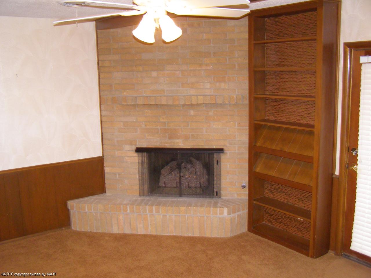 6208 Hanson Road Amarillo, TX 79106 - Photo 10 of 17 Woodburning Fireplace!