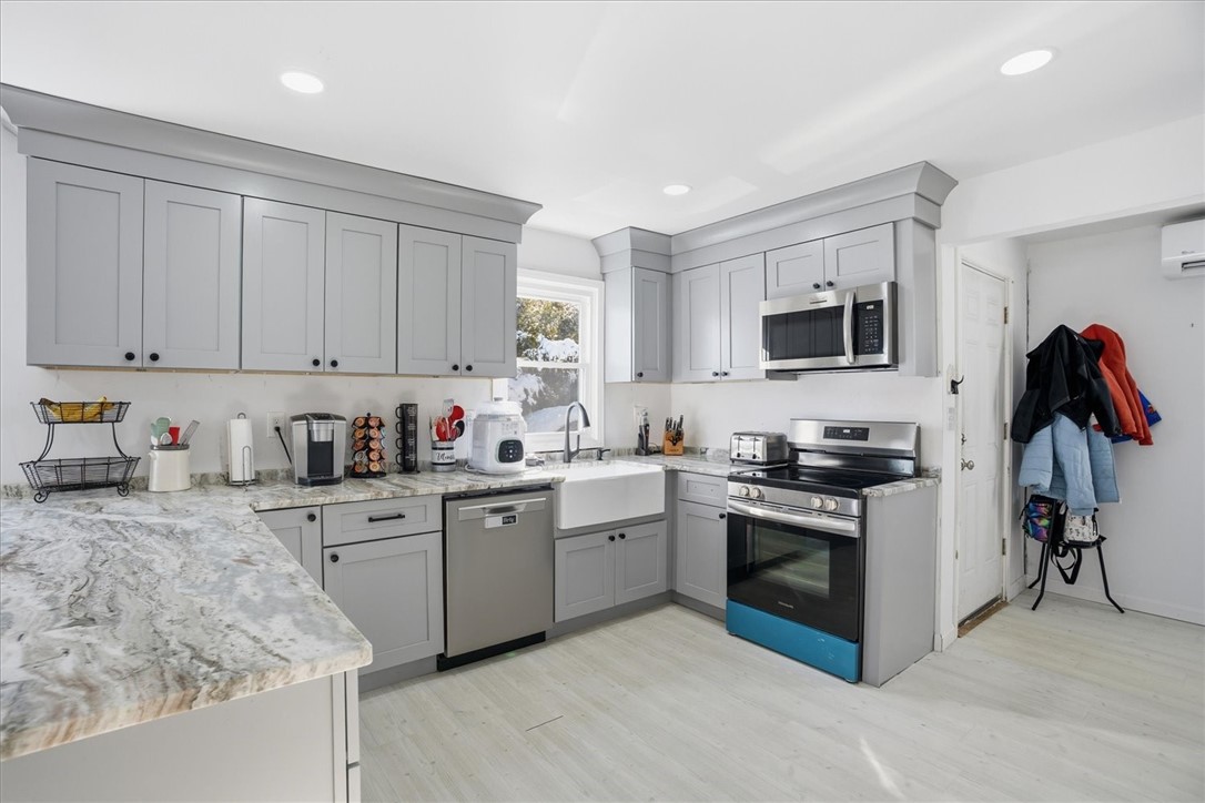 91 Church Street Westerly, RI 02808 - Photo 7 of 39