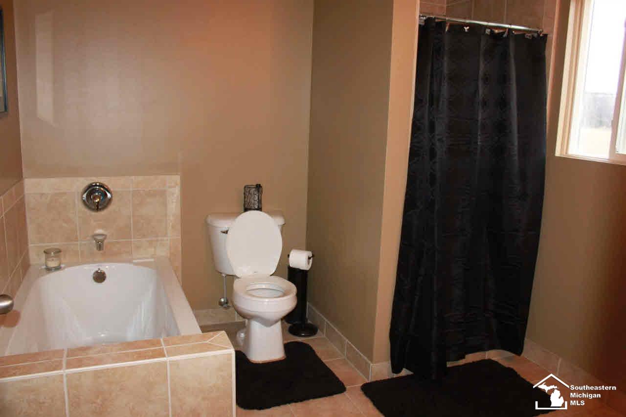 803 Golf Ridge Circle Dundee, MI 48131 - Photo 14 of 25 20456923-13.JPG