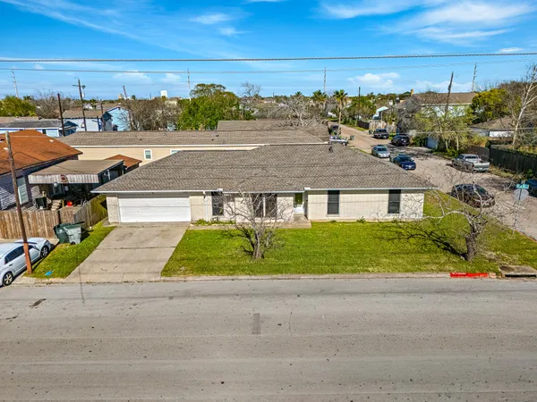 $2,400 | 1318 55th Street, Galveston, TX 77551