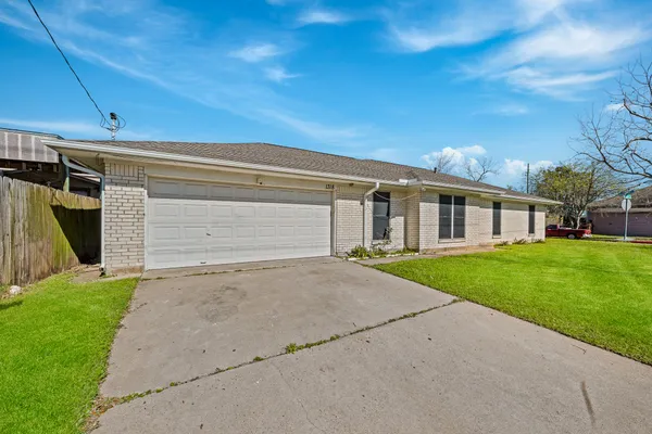 $2,400 | 1318 55th Street, Galveston, TX 77551