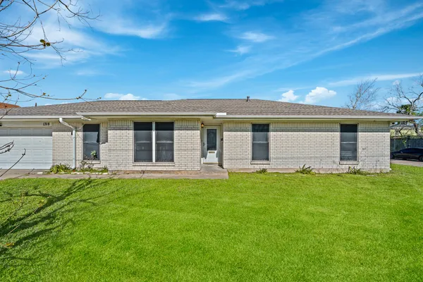 $2,200 | 1318 55th Street, Galveston, TX 77551