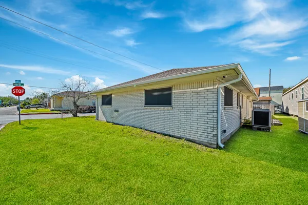 $2,400 | 1318 55th Street, Galveston, TX 77551