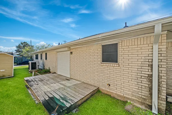 $2,400 | 1318 55th Street, Galveston, TX 77551