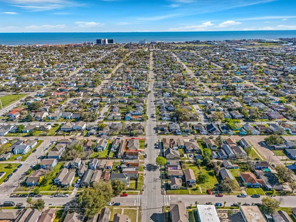 $2,400 | 1318 55th Street, Galveston, TX 77551