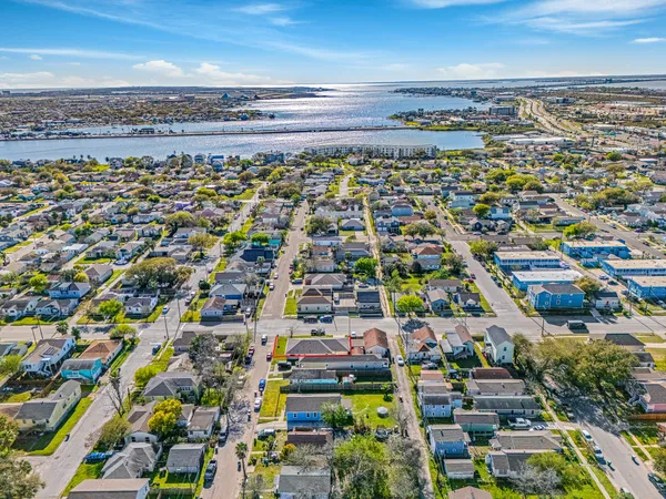 $2,400 | 1318 55th Street, Galveston, TX 77551