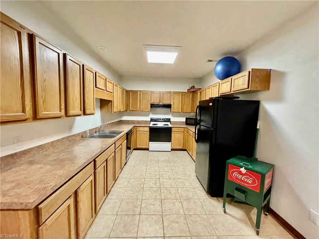 277 Cunningham Road Thomasville, NC 27360 - Photo 26 of 26 Basement kitchen