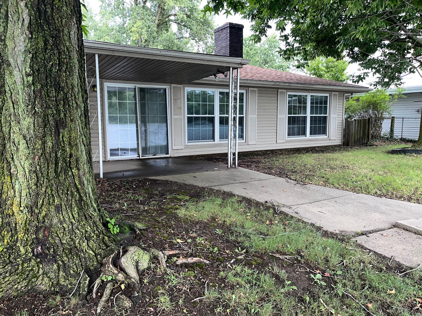 2 Beachcomber Place Pekin, IL 61554 - Photo 3 of 4 front view of a house with a garden