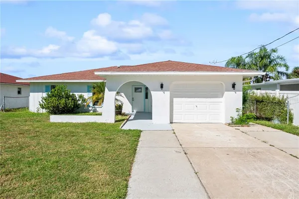 a view of a front of house with a yard