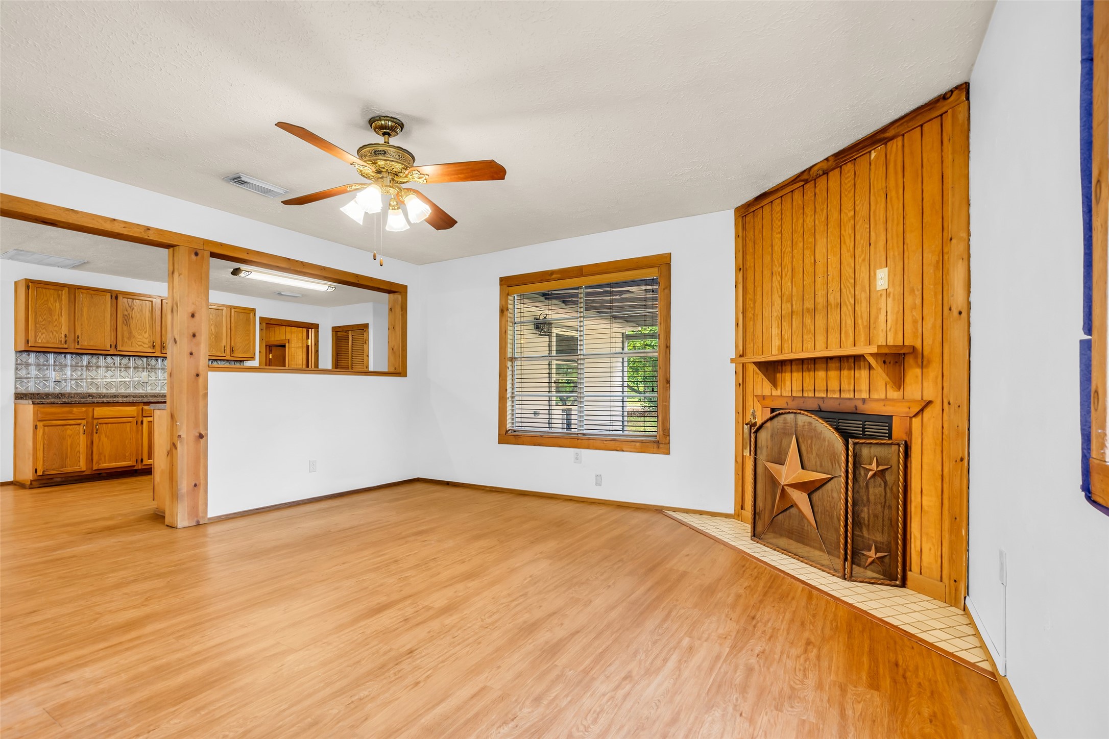201 Magnolia Road Cleveland, TX 77328 - Photo 5 of 33