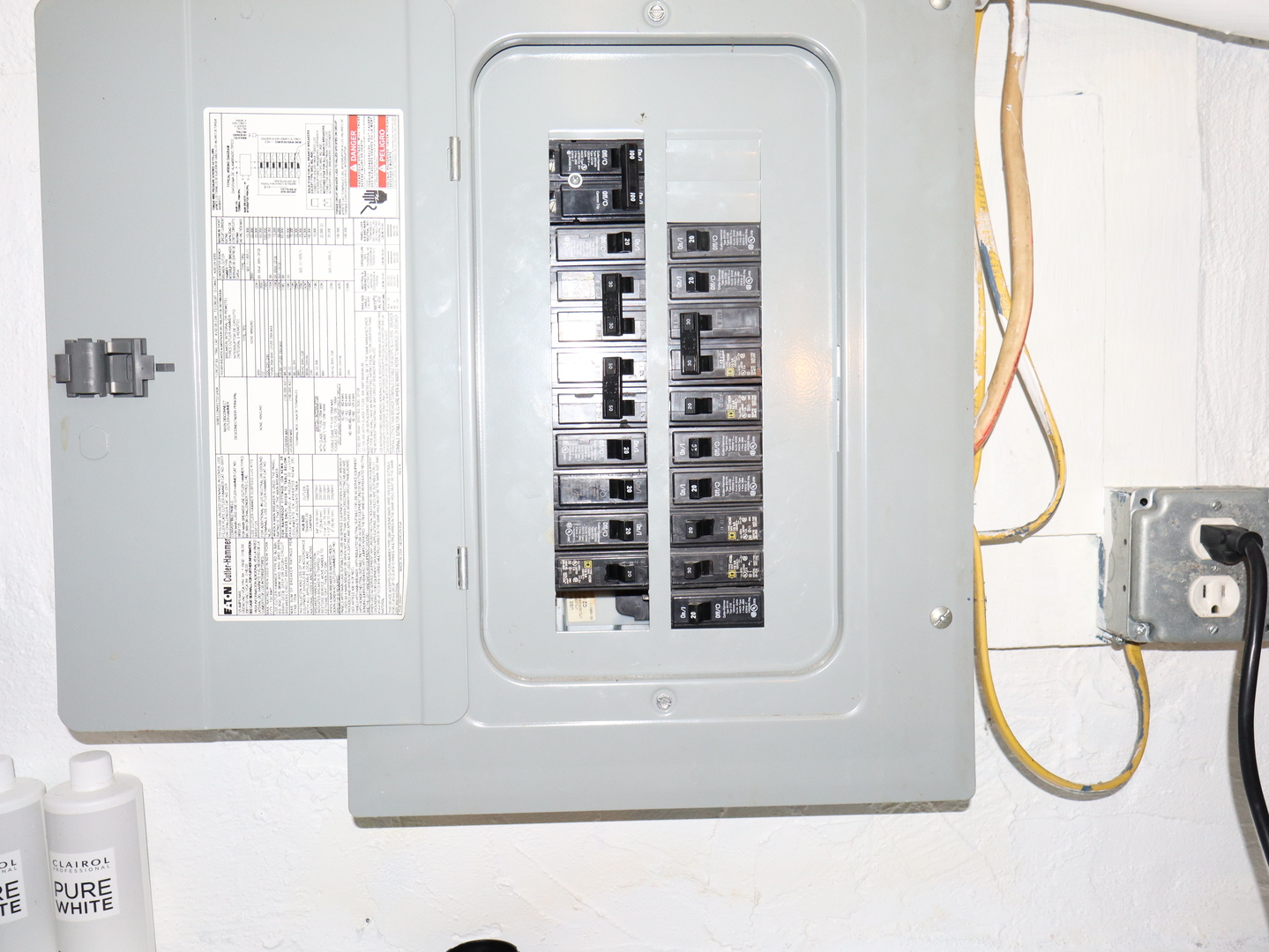 906 South Monroe Street Streator, IL 61364 - Photo 30 of 30 a bathroom with a bathtub and a shower