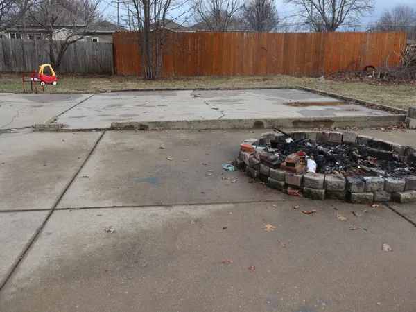 a view of a yard with a house