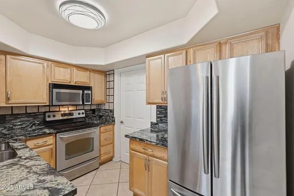 a picture of a wall with white and white wall