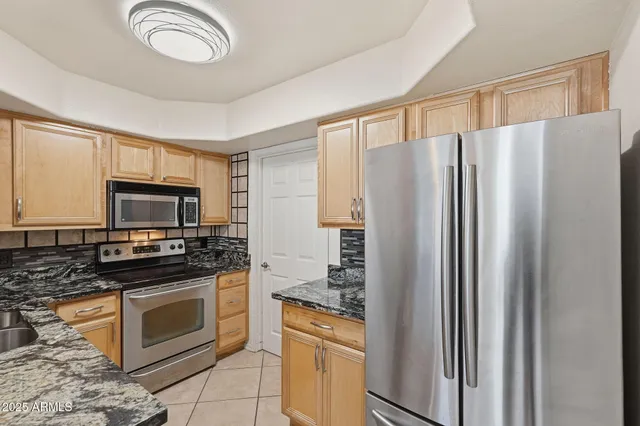 a picture of a wall with white and white wall