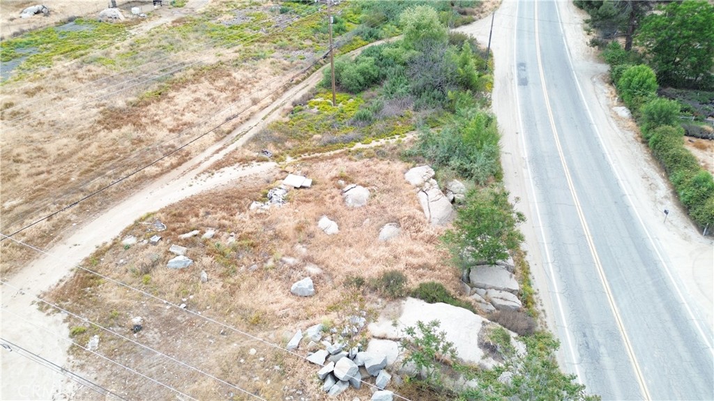 a view of backyard with garden