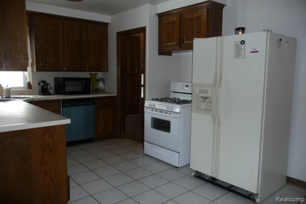 26751 Ford Road Dearborn Heights, MI 48127 - Photo 22 of 45 Kitchen 4.jpg