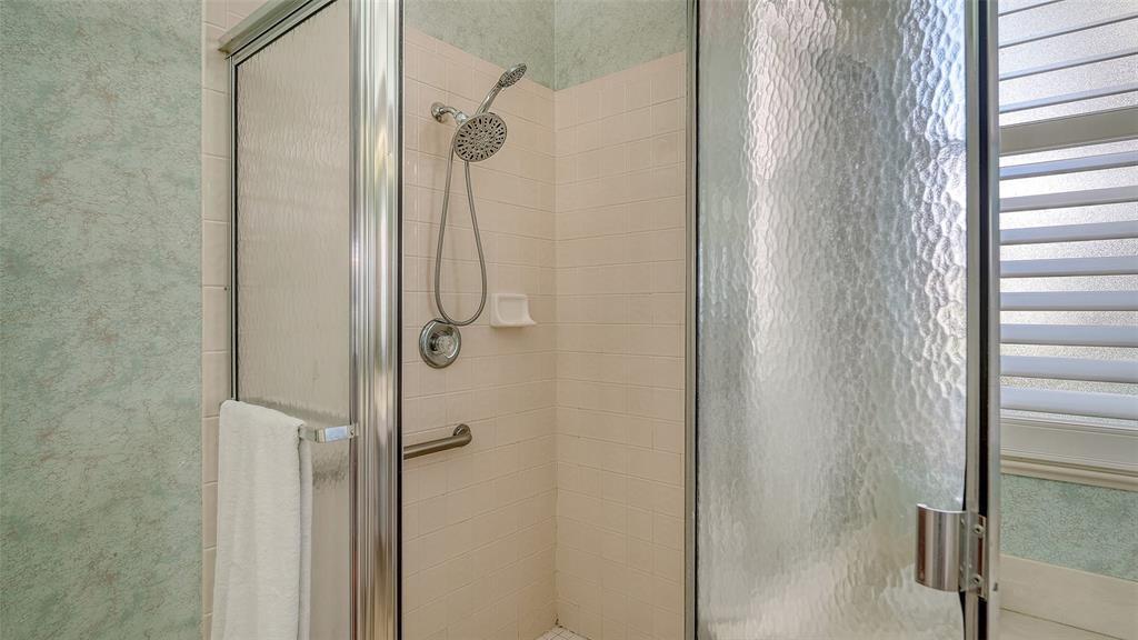 533 Fallbrook Drive Venice, FL 34292 - Photo 23 of 70 a bathroom with a glass shower door