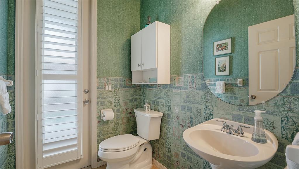 533 Fallbrook Drive Venice, FL 34292 - Photo 27 of 70 a bathroom with a toilet a sink and mirror